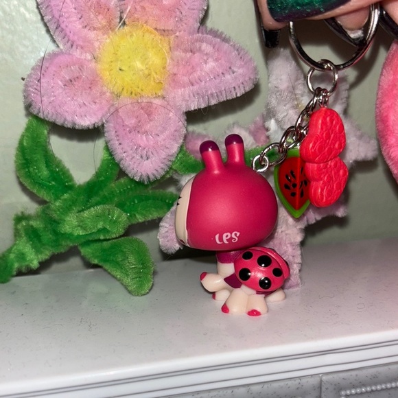 Cute littlest pet shop lady bug gen 4 series 3 Keychain with Flower Charm - Picture 4 of 7